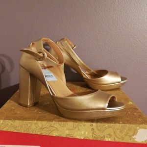 American rag gold block heels pump size 6
